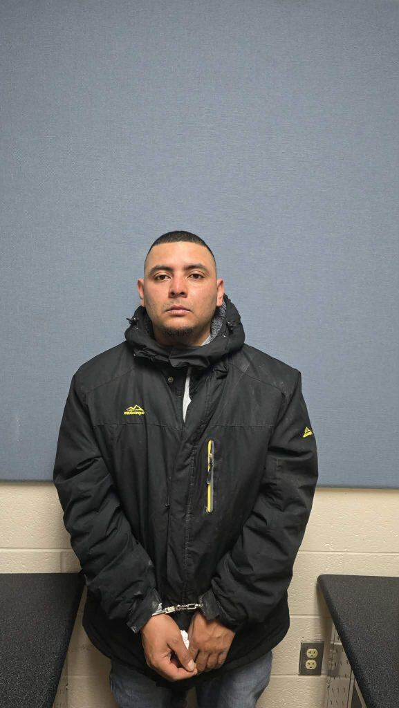 Jonathon Josue Ayala Meléndez, esposado tras su detención por las autoridades en el condado de Lee, Carolina del Norte (Foto cortesía Qué Pasa Media Network).