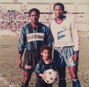 Julio Dely Valdés (der), como jugador del Nacional de Montevideo, junto a su desaparecido hermano mayor, Armando Dely Valdés. (Cortesía)