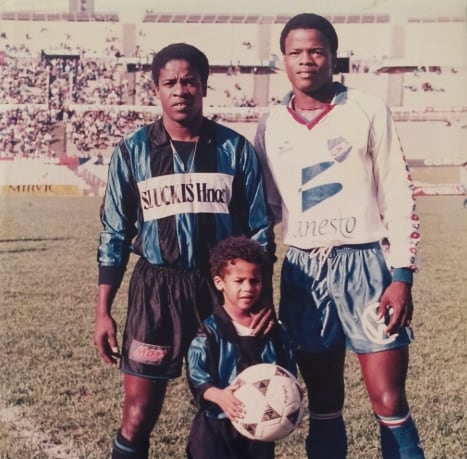Julio Dely Valdés (der), como jugador del Nacional de Montevideo, junto a su desaparecido hermano mayor, Armando Dely Valdés. (Cortesía)