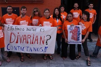 Los vecinos de José Bielsa 18, en el barrio madrileño de Usera, protestan contra las cláusulas abusivas que les impone Divarian, la empresa propietaria del bloque. (Sindicato de Inquilinas)
