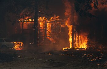 El Servicio Meteorológico Nacional emitió 20 "Advertencias de Incendios", tratando de minimizar el daño potencial. (NATHANIEL LEVINE / ZUMA PRESS)