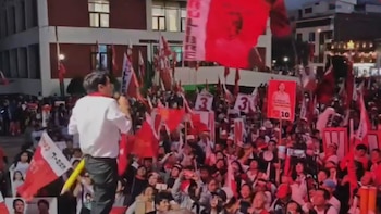 La conexión digital tuvo fallas iniciales, generando expectativa antes del inicio del discurso. Captura de video