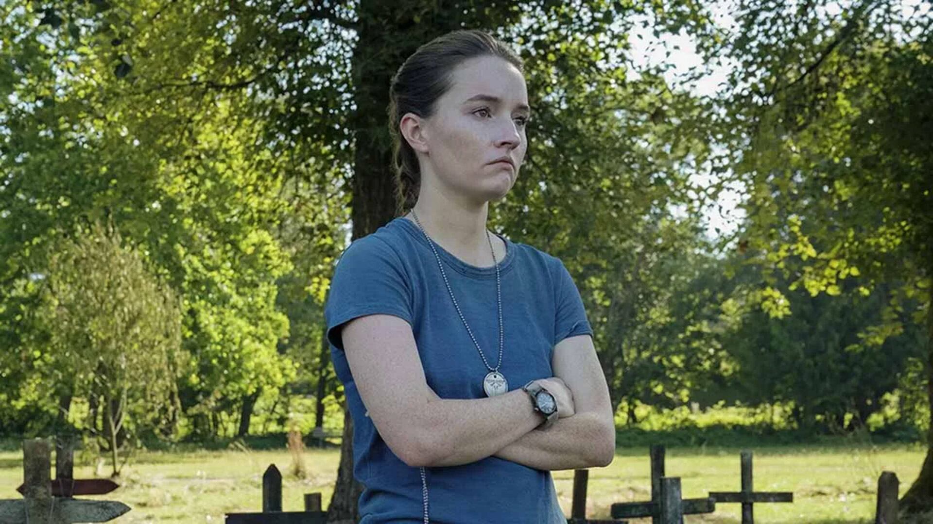 Abby porta un reloj similar al de Joel, estableciendo un paralelismo visual vinculado al tema de la venganza