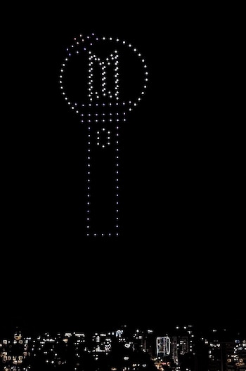 El show de drones incluyó mensajes en español, inglés y coreano, además de la imagen de una ARMY Bomb, el bastón de luz oficial de BTS. X:@jimnsassy