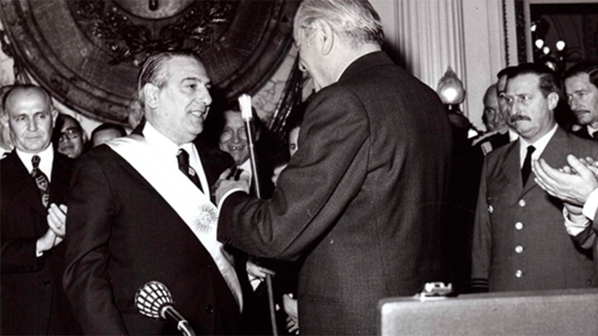 Cuando Héctor Cámpora renunció a la presidencia, fue sucedido por Raúl Lastiri. Ambos fueron investigados durante la dictadura por corrupción