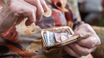 Una jubilada guarda el dinero