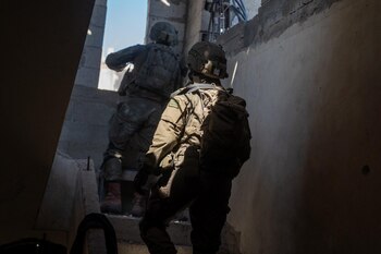 Dos soldados israelíes durante un