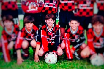 Un pequeño Lionel Messi, sonriente, con los colores de Newell's