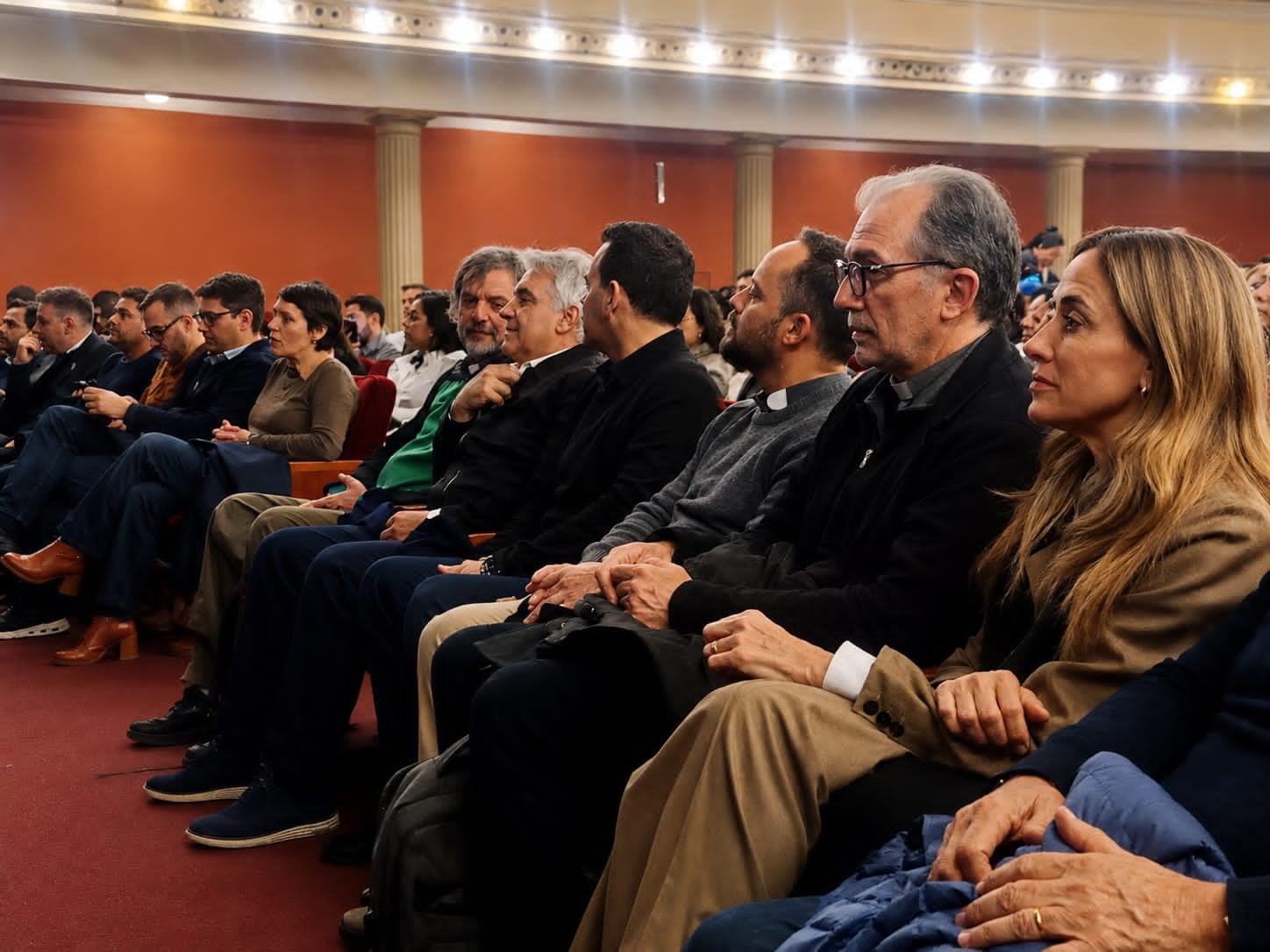 Victoria Tolosa Paz y Martín Llaryora, junto a representantes de la Iglesia católica, durante el encuentro de adicciones en Córdoba
