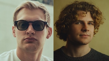 Fotografía dividida de dos hombres: Curry Barker con gafas de sol oscuras y pelo rubio a la izquierda, Kane Parsons con pelo rizado claro a la derecha