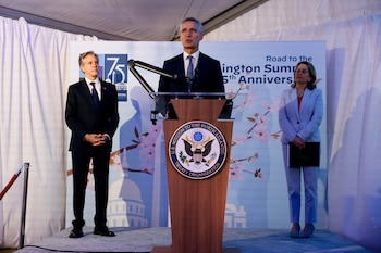 “No creo en una América sola, como tampoco creo en una Europa sola, sino en ambas unidas en la OTAN, porque somos más fuertes y estamos más seguros juntos”, expresó Stoltenberg en su discurso de apertura.. (REUTERS/Johanna Geron)