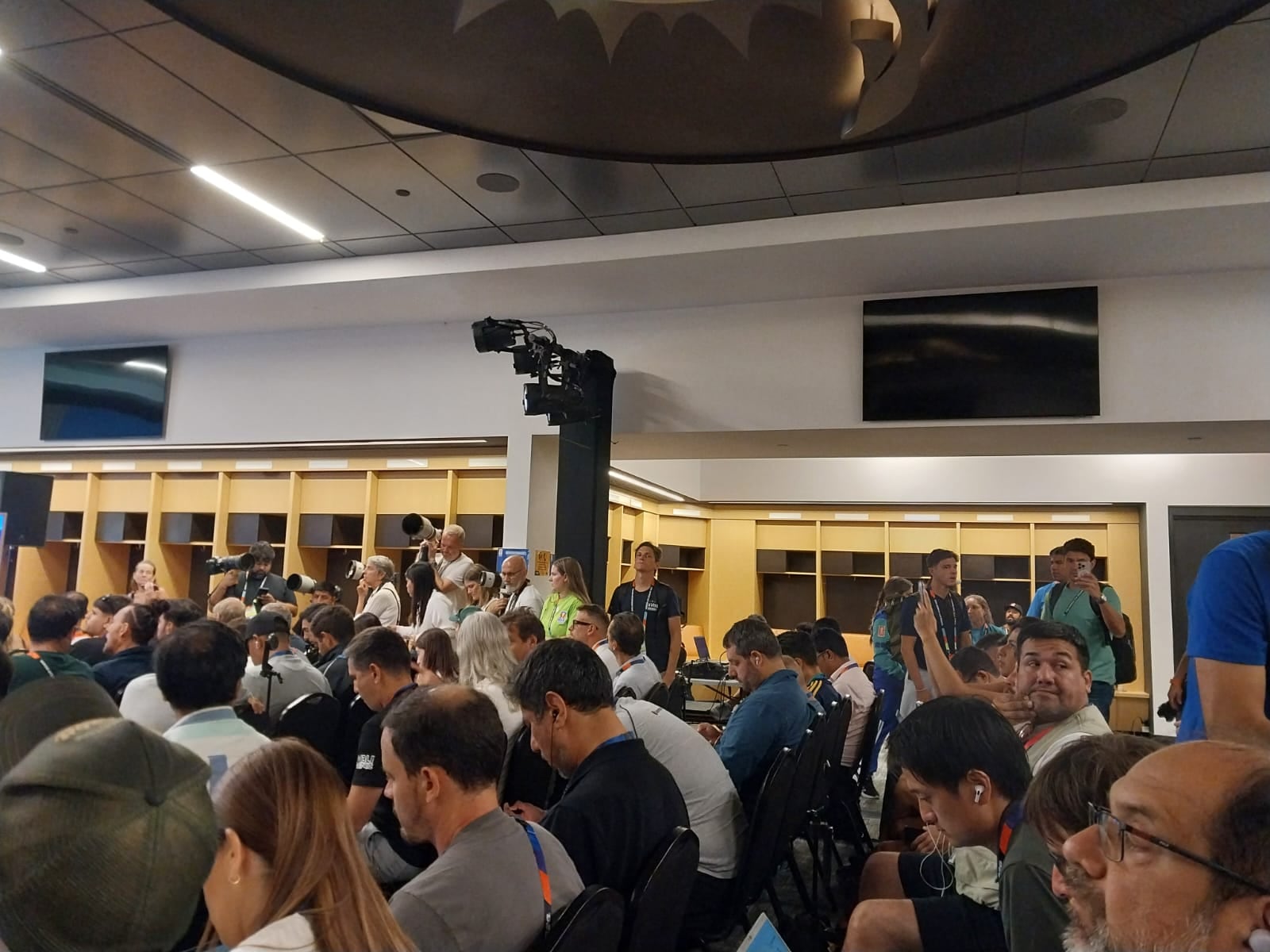 La prensa, rodeada por los casilleros