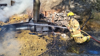 El reporte preliminar indicó que el tractocamión habría sufrido una falla mecánica antes de chocar con una motocicleta y un talud de tierra - crédito @BomberoBarranca / X