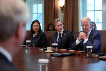Joe Biden junto a Antony