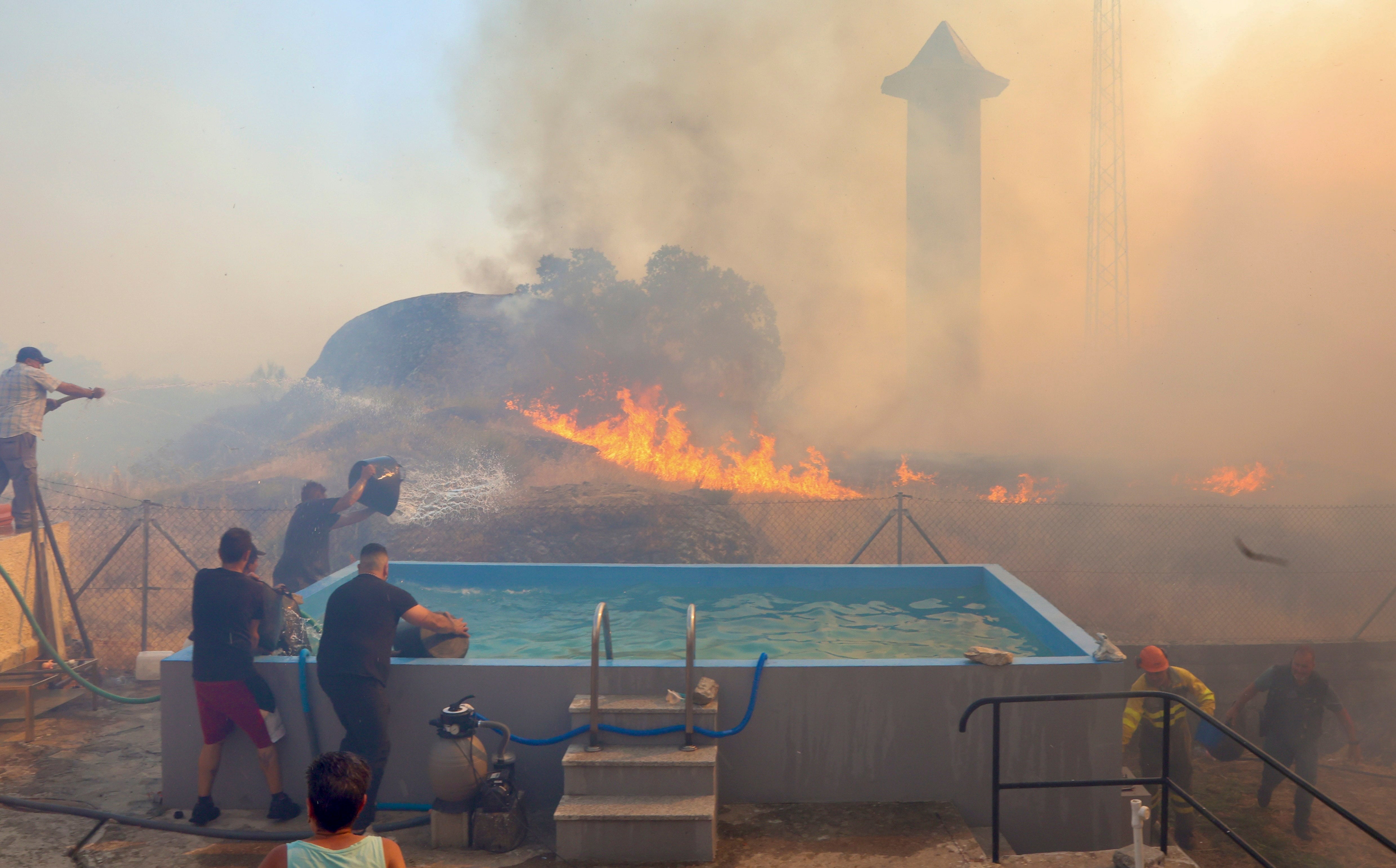 Trabajos de extinción del incendio forestal en Fermoselle (Zamora) este miércoles. (EFE/Mariam A. Montesinos)