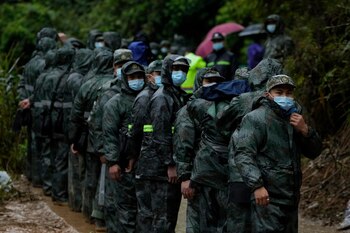 Los soldados se paran en