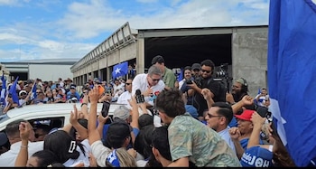 Entre muestras de apoyo y críticas, el retorno de Juan Orlando Hernández genera reacciones divididas en Honduras.(fotos: Cortesía)
