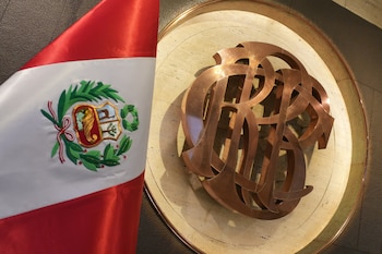 Fotografía de archivo en la que se captó el escudo del Banco Central de Reserva del Perú (BCRP) junto a la bandera peruana, en Lima (Perú). EFE/John Reyes