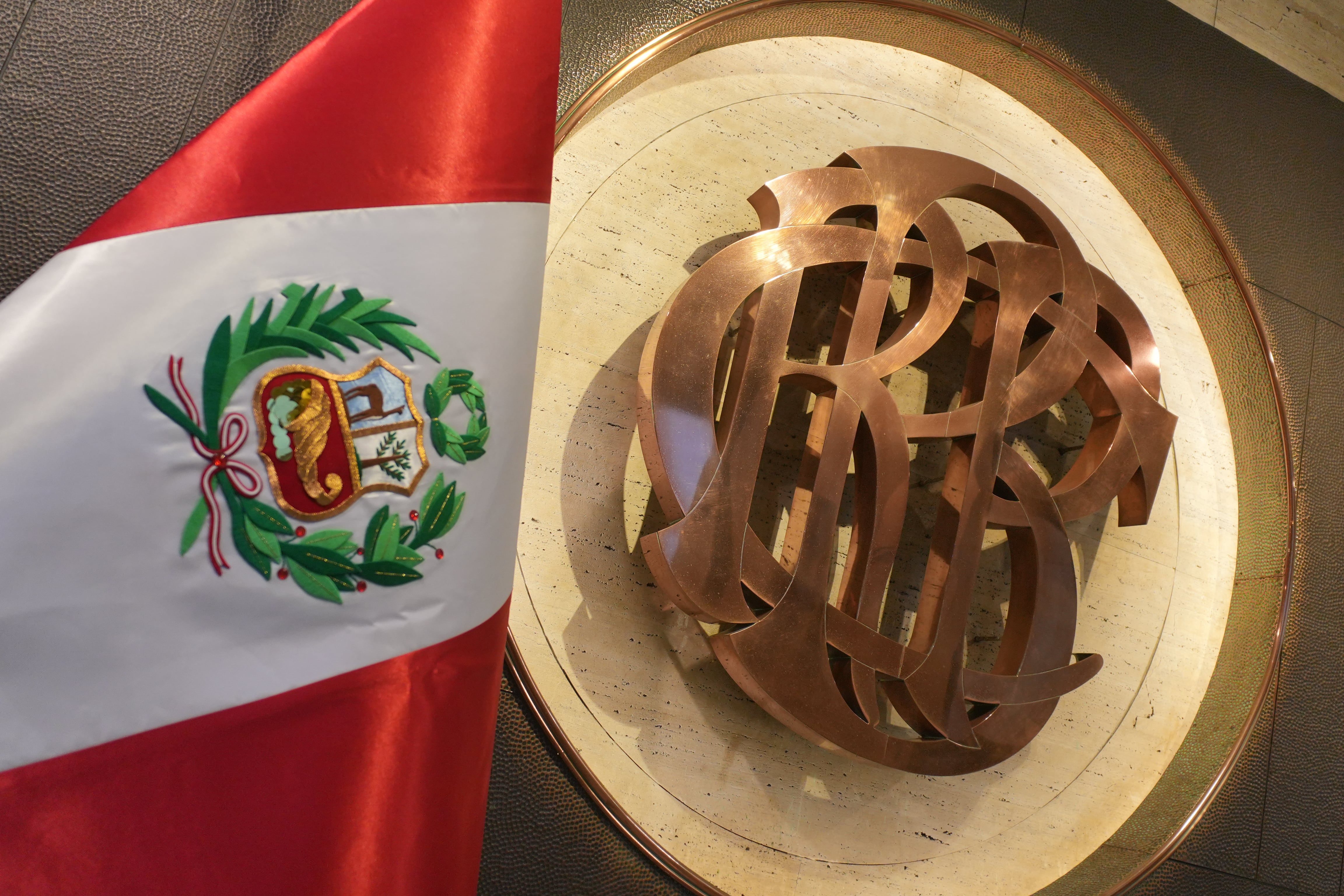 Fotografía de archivo en la que se captó el escudo del Banco Central de Reserva del Perú (BCRP) junto a la bandera peruana, en Lima (Perú). EFE/John Reyes