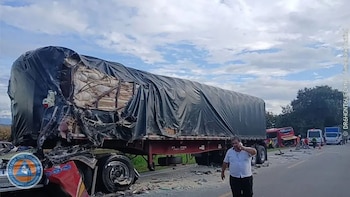 Dos mujeres murieron y 15