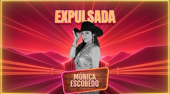 Retrato en blanco y negro de Mónica Escobedo con sombrero vaquero, sobre un fondo rojo con el texto Expulsada y su nombre