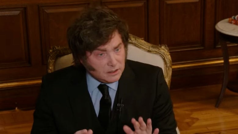 Javier Milei captó la atención de un electorado harto de la inflación, impuestos y privilegios con cuatro afirmaciones contundentes: el ajuste lo pagaría la casta; tenía asegurados los dólares para dolarizar; no negociaría con los comunistas chinos; y cerraría el Banco Central