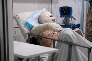 Uno de los heridos recibe