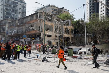 El personal de emergencias se