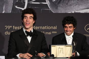 Javier Calvo y Javier Ambrossi, ganadores del premio a Mejor Dirección por 'La Bola Negra' en el Festival de Cannes. (EFE/HODA DAVAINE)