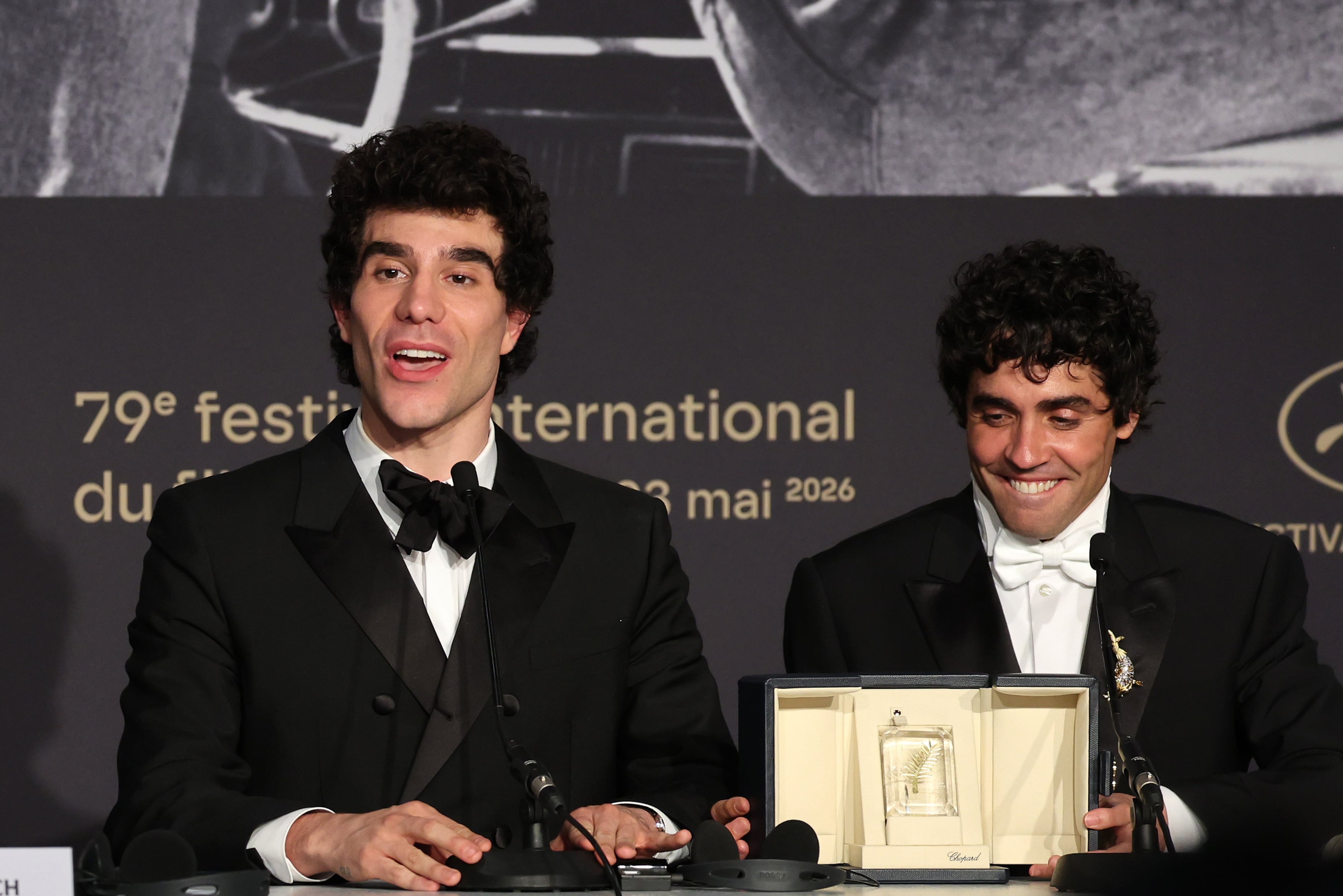 Javier Calvo y Javier Ambrossi, ganadores del premio a Mejor Dirección por 'La Bola Negra' en el Festival de Cannes. (EFE/HODA DAVAINE)