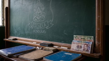 Gobierno de Honduras acredita aumento salarial a maestros y asegura cumplimiento de acuerdos con el magisterio