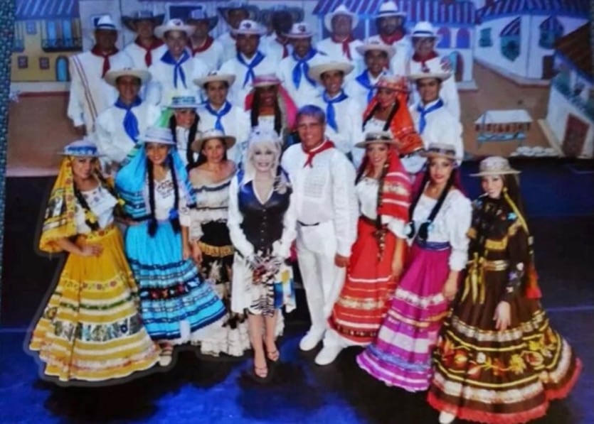 Dolly Parton celebró la cultura colombiana con el Ballet Nacional en Dollywood en 2014 - crédito @balletnacionalcol/ Instagram