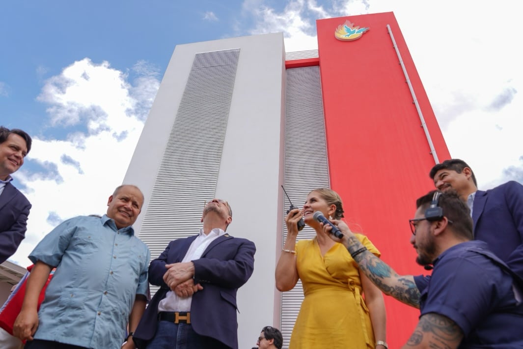 El presidente saliente Rodrigo Chaves y la presidenta electa Laura Fernández participaron en la inauguración de Torres Espíritu Santo. (Cortesía: Gobierno de la República)