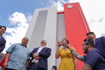 El presidente saliente Rodrigo Chaves y la presidenta electa Laura Fernández participaron en la inauguración de Torres Espíritu Santo. (Cortesía: Gobierno de la República)