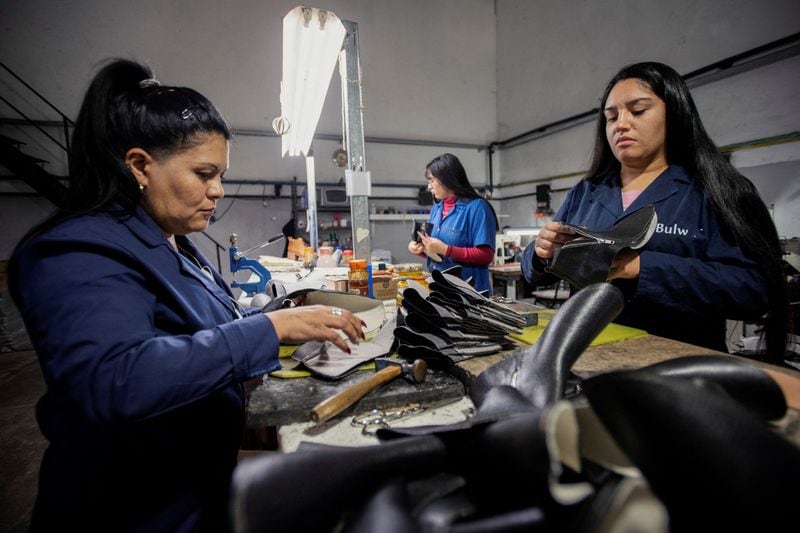 Una fábrica de calzado en la provincia de Buenos Aires, uno de los rubros con mayor pérdida de empleo industrial en los últimos tres años