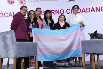 Comunidad trans llega al Zócalo para dialogar con la jefa de gobierno, Clara Brugada