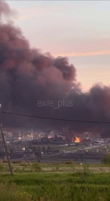 El incendio desatado en la refinería de Saratov tras el bombardeo ucraniano, visible a gran distancia. El Estado Mayor de Kiev confirmó un "incendio de grandes proporciones" en las instalaciones de Rosneft. (RRSS)