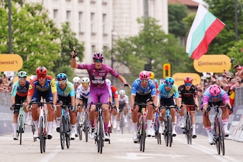 El francés Paul Magnier gana la tercera etapa del Giro de Italia que se celebró entre Plovdiv y Sofia en Bulgaria el domingo 10 de mayo del 2026. (Fabio Ferrari/LaPresse via AP)