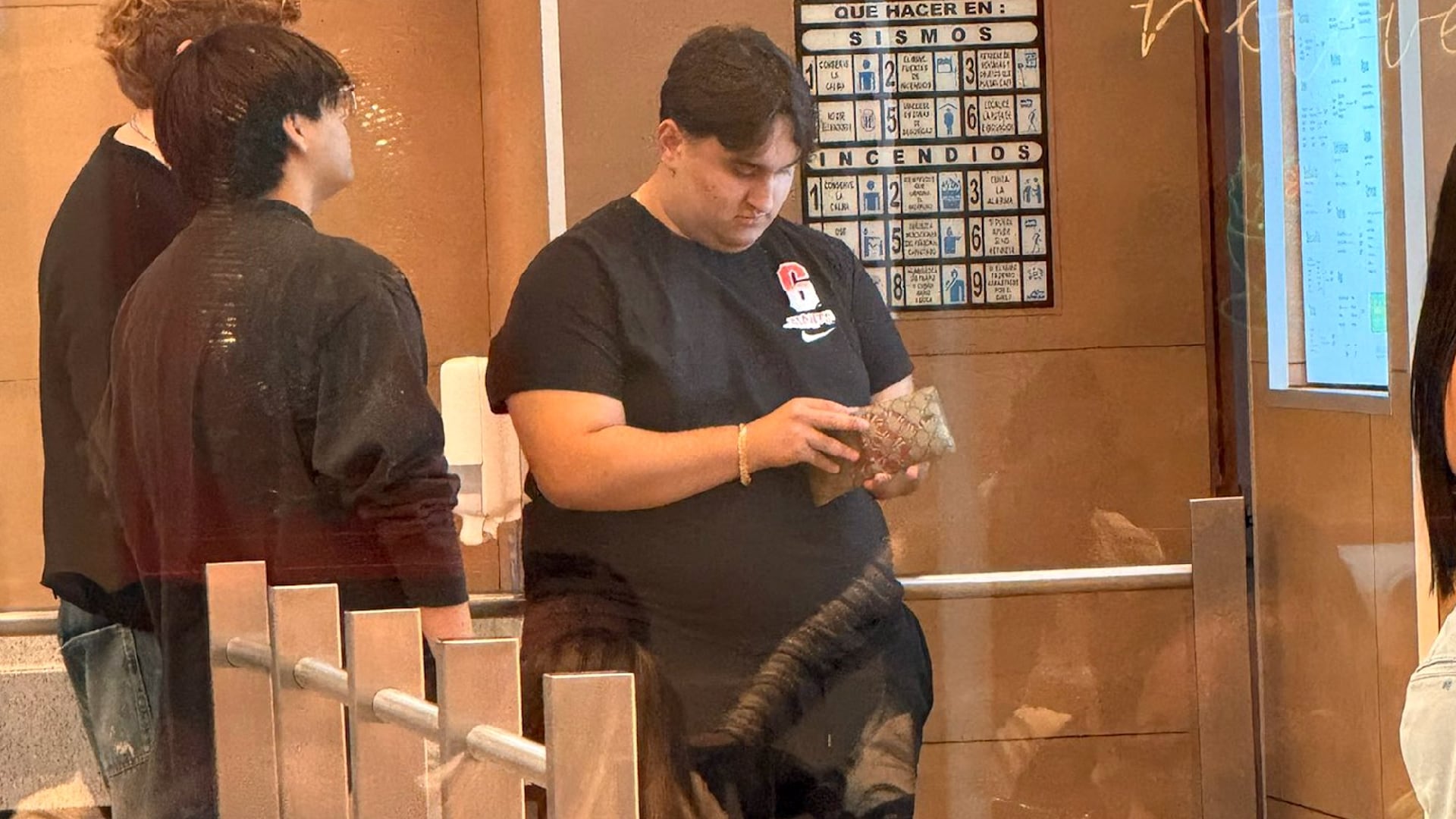 A inicios del mes Jesús Ernesto López Gutiérrez fue visto con una cartera de la marca italiana Gucci. (Redes sociales)