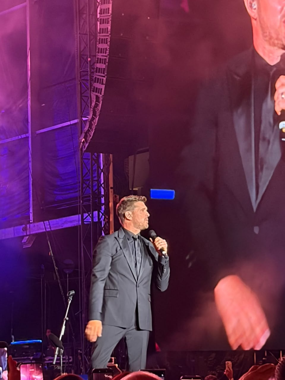 El cantante se mostró cercano a su público durante toda la noche (Foto: Ignacio Izquierdo)