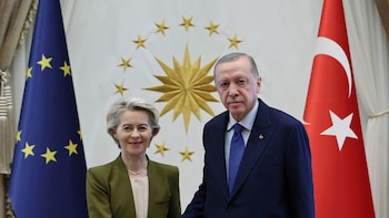 La UE y Turquía coincidieron en la necesidad de garantizar la apertura de rutas comerciales en el marco de la guerra de Irán