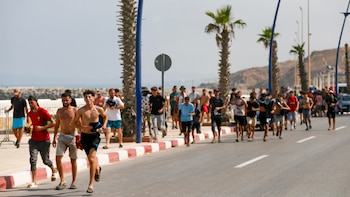 El sueño de llegar a España de las miles de personas que se lanzan al mar rumbo a Ceuta pese al riesgo: “Tengo amigas que lo han conseguido y yo también quiero ir. Aquí no hay futuro”