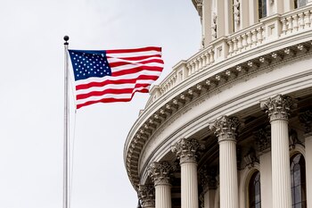 Bandera estadounidense en el Capitolio.
