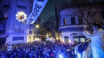 Intiman a CFK para que cumpla con las reglas de la prisión domiciliaria tras el despliegue de una bandera en su balcón