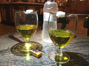 Copas de absenta en el