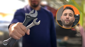 Juan José Ebenezer, mecánico: “En los talleres recomendamos cosas para que los coches duren más kilómetros. Lo que más nos conviene es tener a los clientes contentos”
