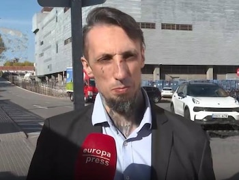 30/10/2026 Ignacio Relaño, superviviente de la tragedia ferroviaria de Urda (Toledo).
El trágico accidente ferroviario de Urda (Toledo) ha dejado, tras el brutal choque de un AVE y un Iryo que circulaban de Madrid a Sevilla este miércoles 28 de octubre a las 8.54 horas, 69 fallecidos y decenas de heridos hasta el momento, pero milagrosamente también muchos viajeros que salieron prácticamente ilesos -a nivel físico, porque psicológicamente nadie ha quedado indemne- y que todavía en shock han relatado en diferentes medios de comunicación su impactante testimonio de cómo vivieron en primera persona la colisión y los momentos posteriores, cuando tomaron conciencia de la magnitud del siniestro.
EUROPA ESPAÑA SOCIEDAD