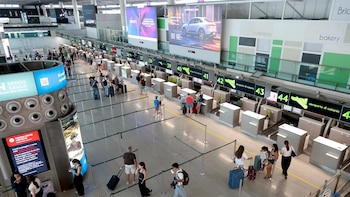 Continúa la suspensión de vuelos este martes en el aeropuerto de Catania por una nueva erupción del Etna