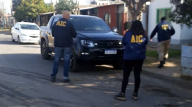 El Comando Radioeléctrico detuvo a Vallejos mientras conducía la Amarok de Capoulat