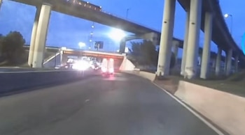 Un sonido captado durante un recorrido en motocicleta provocó especulaciones entre miles de usuarios en internet.